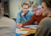 Bård Vinje diskuterer kompetanseutvikling med lærere på Ranheim skole. 