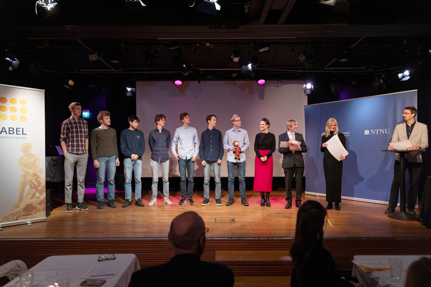 Finalister og premieutdeler på scenen i Dokkhuset. 