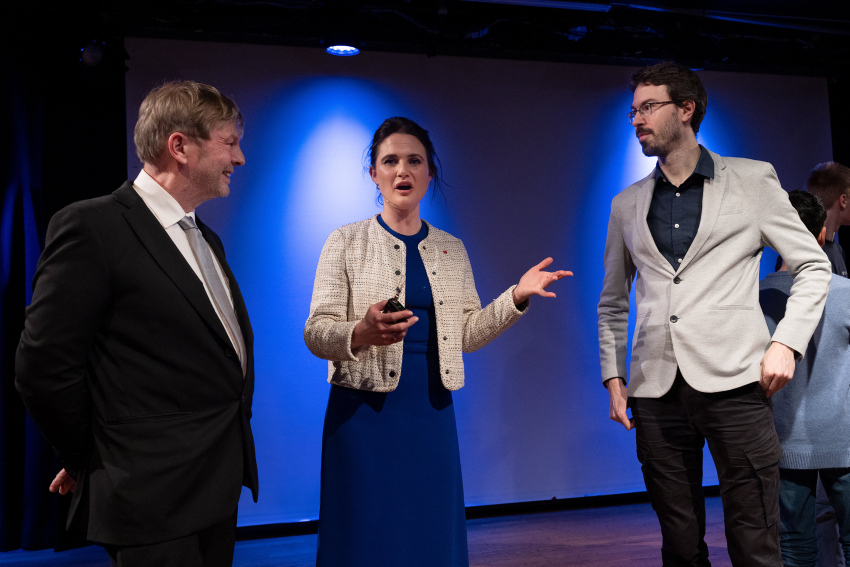 Dag Wessel-Berg, kunnskapsminister Kari Nessa Nordtun og Dávid Kunszenti-Kovács
