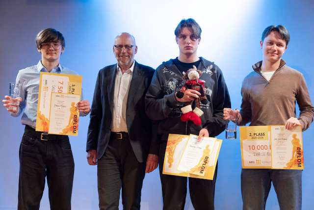 De tre beste finalistene og rektor Tor Grande