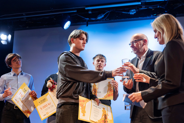 Vinneren får premien sin