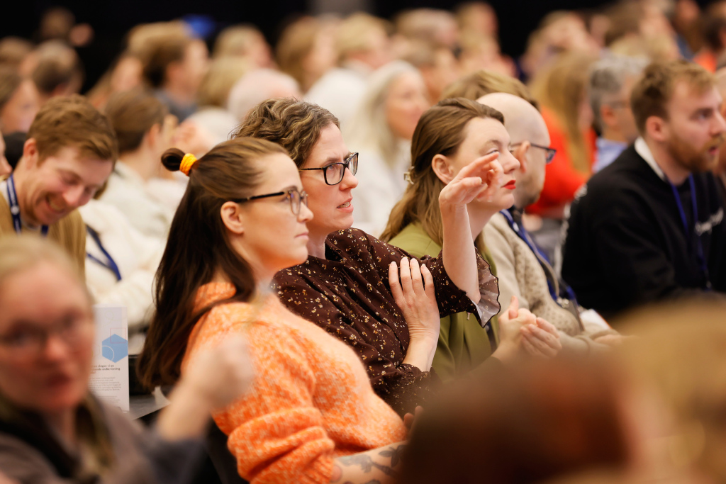 Nærbilde av to deltagere på Novemberkonferansen