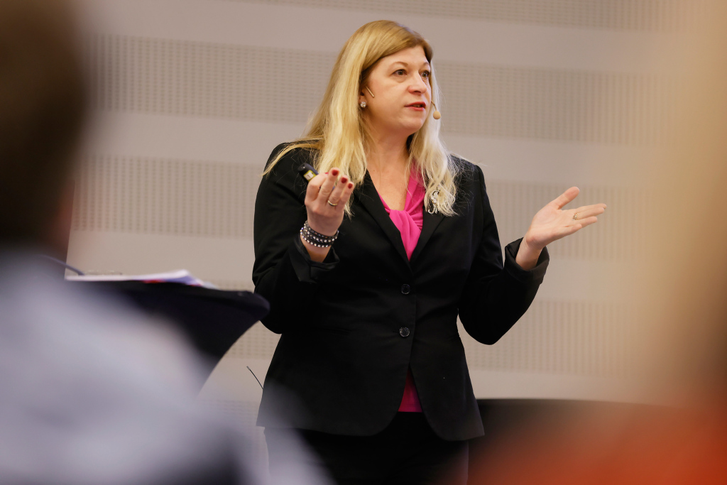 Rita Borromeo Ferri på scenen under Novemberkonferansen. 