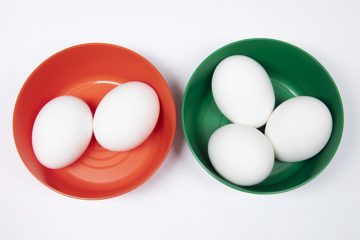 Rød skål med to egg og grønn skål med tre egg