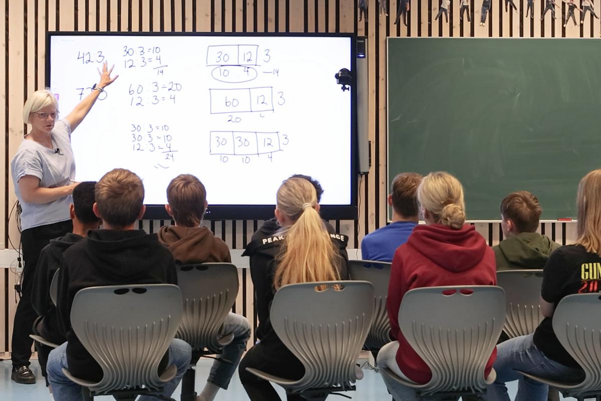 Ingunn Valbekmo skriver på tavla.