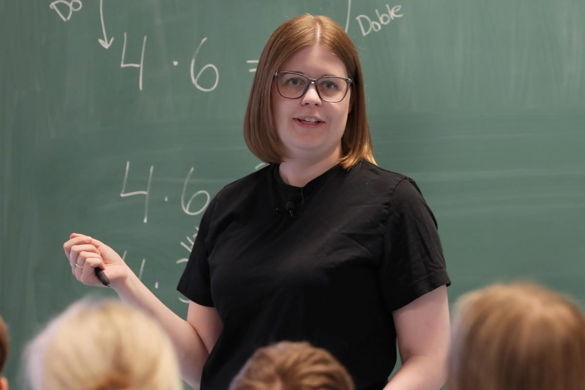 Kjersti Spigset foran elevene.