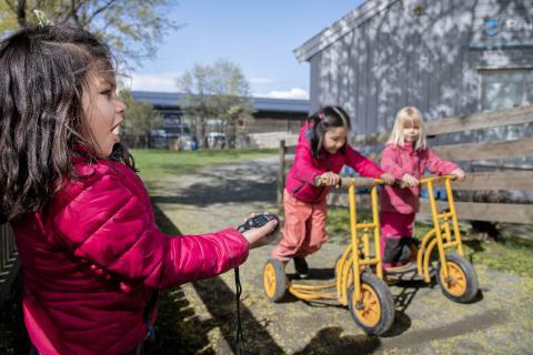 Barn på sparkesyklar