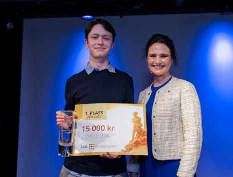 Vinneren Ivar Lee Fevang og Kunnskapsminister Kari Nessa Nordtun