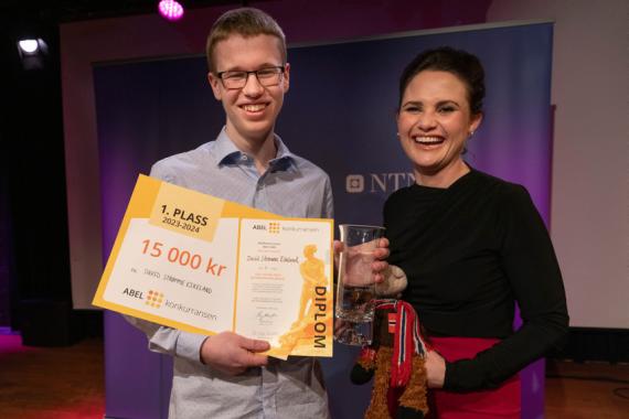 David S. Eikeland sammen med kunnskapsminister Kari Nessa Nordtun.