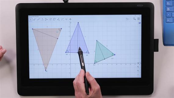 Skjermdump av trekanter i GeoGebra og en som peker