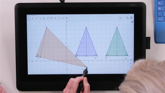 Trekanter som tegnes i GeoGebra på skjerm - sett ovenfra