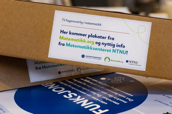 Bilde av etikett på pakke, hvor det står: Til fagansvarlig i matematikk. Her kommer plakater fra matematikk.org og nyttig informasjon fra Matematikksenteret NTNU