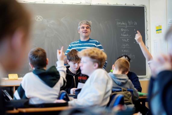 Lærer i klasserom