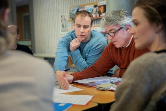 Bård Vinje diskuterer kompetanseutvikling med lærere på Ranheim skole. 