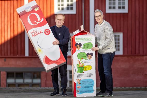 Pål Rasmussen og Monica Rehaug viser fram store melkekartonger