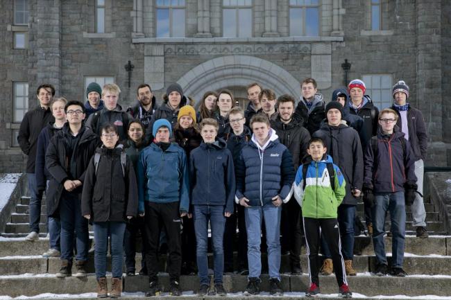 Foto av alle finalistene i Abelkonkurransen 2019/2020. Bildet er tatt foran hovedbygningen på NTNU.