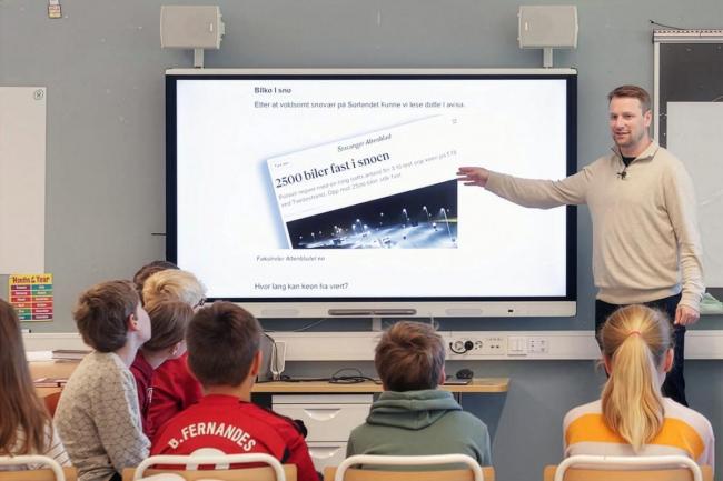 Lærer viser oppgave på tavle