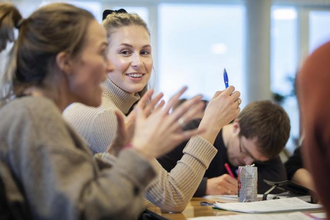Illustrasjonsbilde lærere som diskuterer