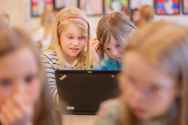 To jenter på ca. 10 år som spiller dataspillet Oppdrag Heureka
