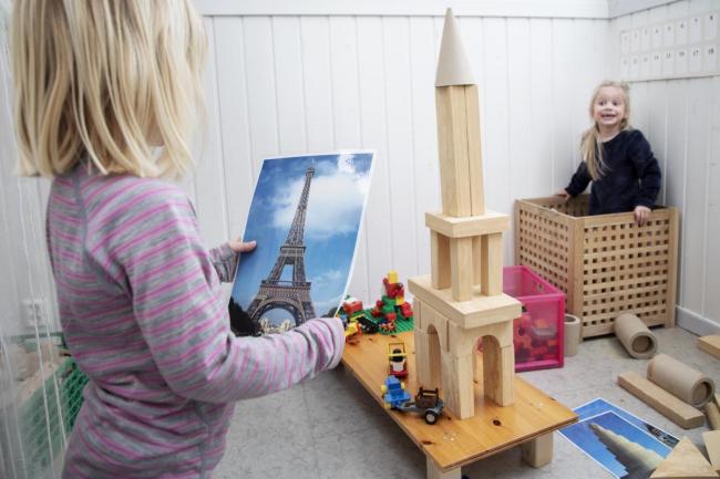 To jenter som bygger tårn