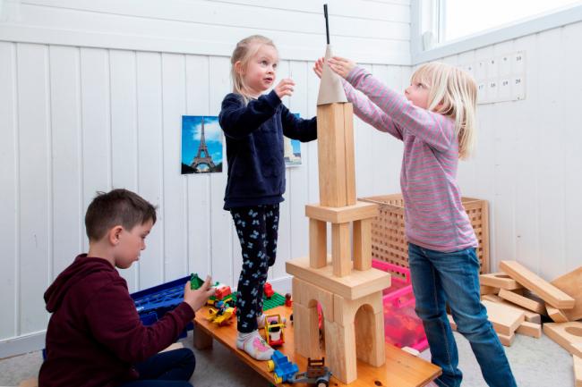 Barn bygger tårn