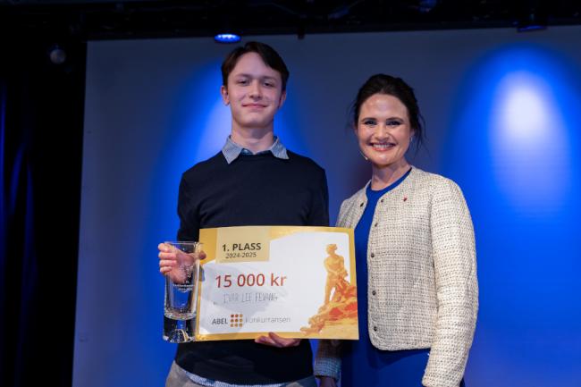Vinneren Ivar Lee Fevang og Kunnskapsminister Kari Nessa Nordtun