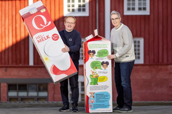 Pål Rasmussen og Monica Rehaug viser fram store melkekartonger