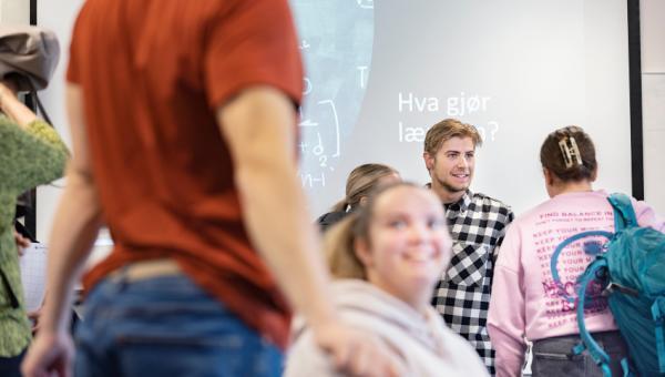 Lærerstudenter som ser på hverandre i et klasserom. 