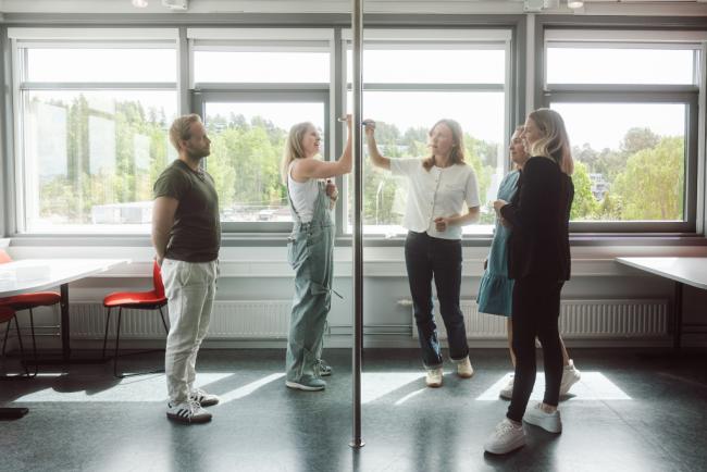 Lærarar arbeider med vertikale tavler