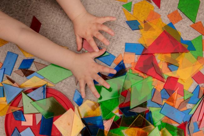 Barn leger med farger