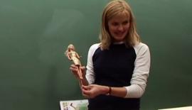 Lærer som viser Barbie med strikk