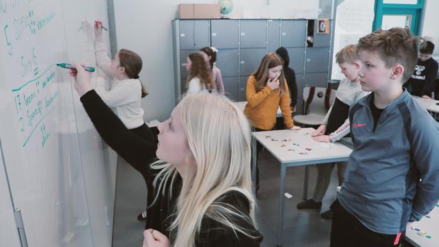 Elever bruker tavle