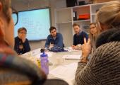 Lærere som samarbeider og diskuterer ved et bord. 
