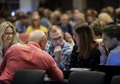 Illustrsjonsbilde av folk som deltar på en konferanse