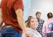 Lærerstudenter som ser på hverandre i et klasserom. 