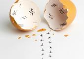 Bilde av et knust egg med fotspor av en kylling som har gått ut av egget