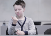 Illustrasjonsbilde av gutt som teller på fingrene