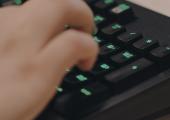 Skriver på tastatur