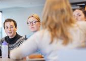 Lærerstudenter som sitter og diskuterer 