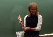Lærer som viser Barbie med strikk